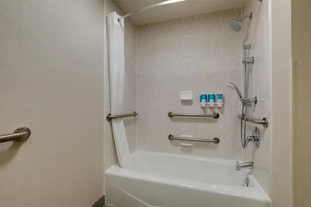 غرفة بسريرين كوين في طابق مرتفع لذوي الإعاقة، Drury Inn and Suites North Dayton 4/4