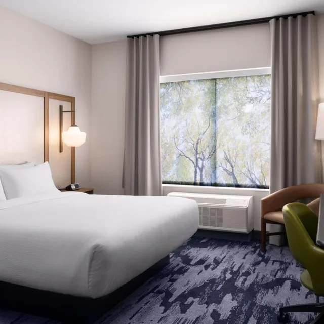 Room, King Bed, Fairfield by Marriott Inn & Suites Waycross 2/6