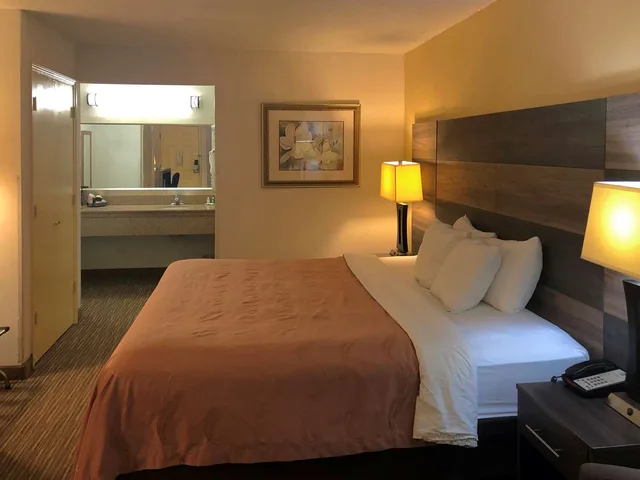 غرفة بسرير كينج، Quality Inn Bennettsville, SC 3/6
