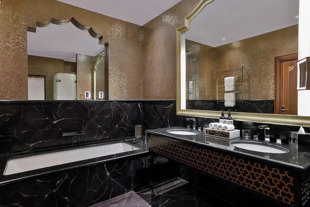 جناح بسرير كينج بإطلالة على البحر بغرفة نوم واحدة، Waldorf Astoria Ras Al Khaimah Hotel 4/8