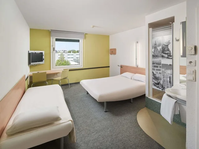 غرفة قياسية بسرير مزدوج وسرير فردي، ibis budget Wroclaw Poludnie 3/5