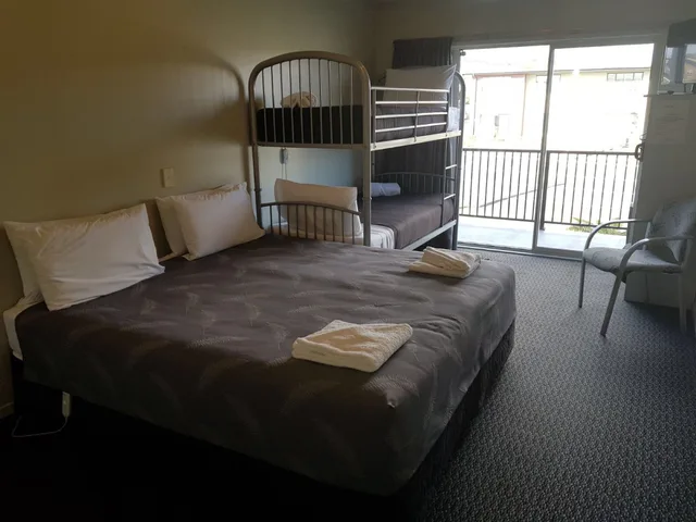 غرفة رباعية بسرير كينج وسرير بطابقين بإطلالة على المدينة، Silver Fern Lodge 1/4