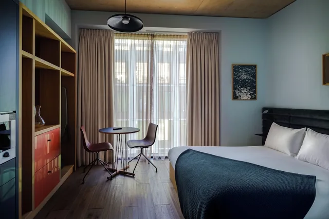 Superior, Studio, Queen Bed, Beckett Locke 3/7