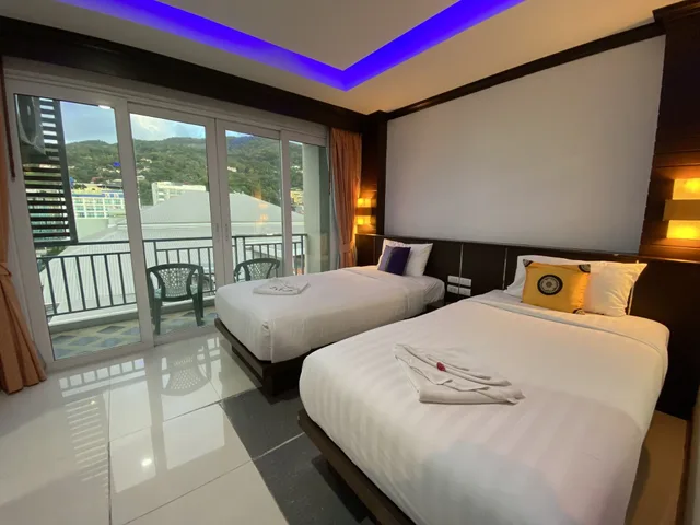 غرفة ديلوكس رباعية بأربعة أسرّة بإطلالة على المدينة بغرفتي نوم، 77 Patong Hotel & Spa 1/4
