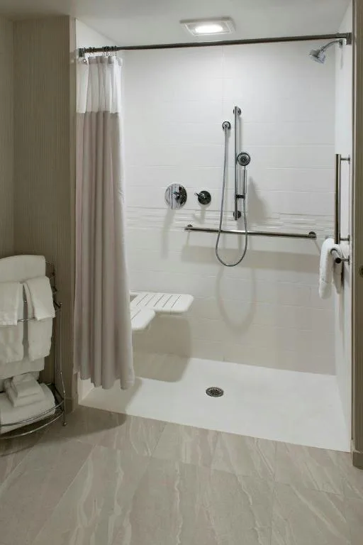 جناح بسرير كينج بغرفة نوم واحدة مع أريكة، Delta Hotels By Marriott Utica 3/3