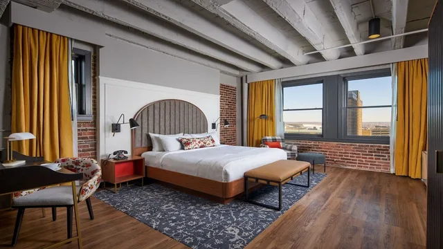 غرفة قياسية بسرير كينج لذوي الإعاقة، Hotel Indigo Omaha Downtown 2/2