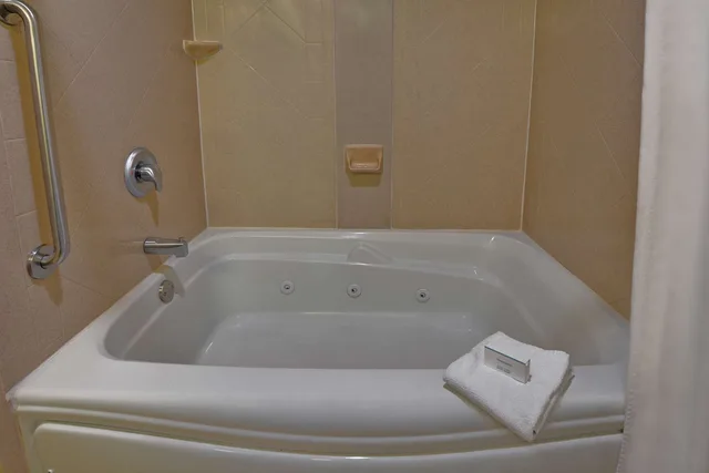 جناح استوديو بسرير كينج بحوض جاكوزي، Hampton Inn And Suites Birmingham Hoover Galleria 6/6