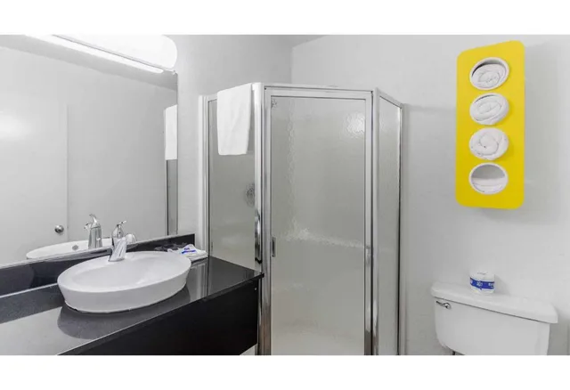 2 Full Beds Smoking, Micfridge، Motel6 Pensacola, FL - West 7/9
