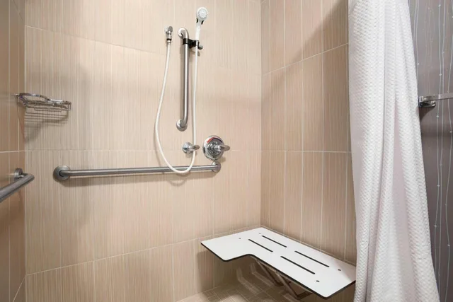 غرفة بسريرين كوين بحوض استحمام لذوي الإعاقة، Courtyard Springfield 3/4