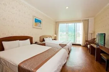 غرفة رباعية بسريرين مزدوجين بإطلالة على الجبل، Lakeside Resort Hotel 1/1