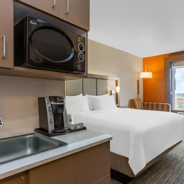 جناح لذوي الإعاقة، Holiday Inn Express Rockford Loves Park 10/10