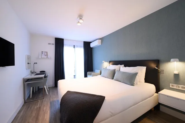 غرفة ديلوكس بسرير مزدوج أو سريرين منفصلين بإطلالة على البحر، Hotel Saint Aygulf 1/3