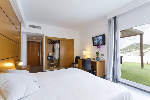 غرفة ديلوكس بإطلالة على الشاطئ مفردة بسرير مزدوج، Palladium Hotel Cala Llonga - Adults Only 3/10
