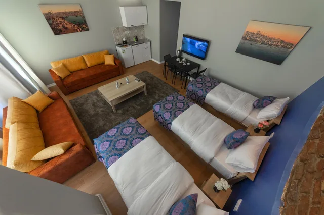 جناح بسرير كوين بإطلالة جزئية على البحر، Royal Taksim Suites 7/10
