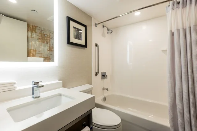 غرفة قياسية بسرير فردي، Crowne Plaza Toronto Airport 6/9