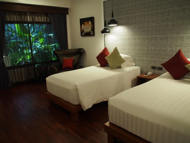 غرفة قياسية بسريرين منفصلين بإطلالة على الحديقة، Laluna Resort 1/6