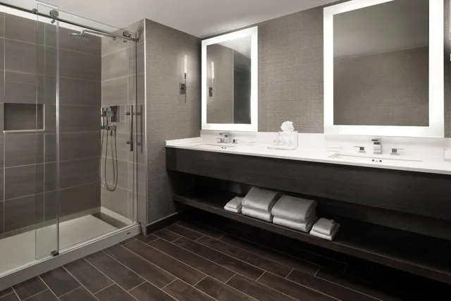 Presidential, Summit, Suite, King Bed, Sofa, High Floor، Warner Center Marriott Woodland Hills 4/4