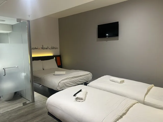 Family, Quadruple, Double and Twin Beds, No Window, easyHotel Sheffield City Centre 2/3