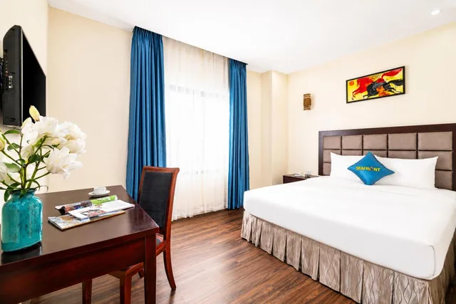 غرفة بسرير كينج وسرير مزدوج، Sea Front Hotel 1/1