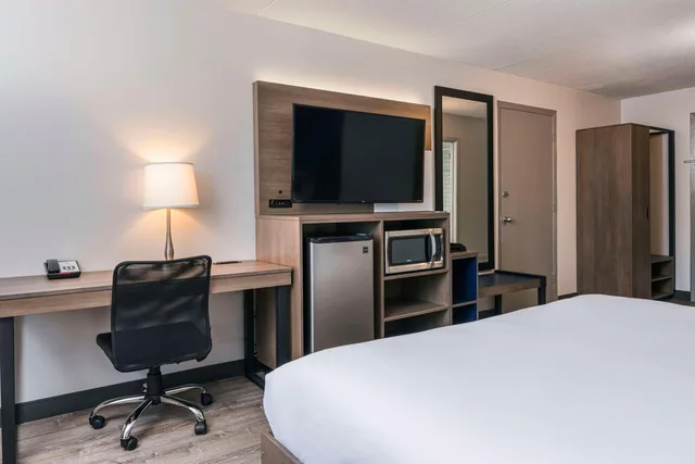 غرفة بسرير مزدوج، Comfort Suites Kingston Central 3/4