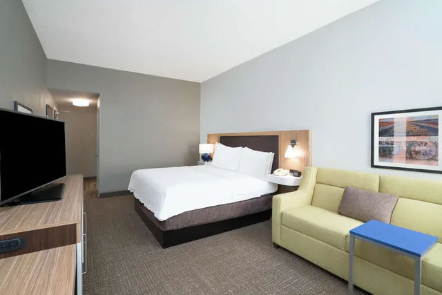 غرفة بسرير كينج مع أريكة، Hampton Inn Madison Huntsville Airport 1/7
