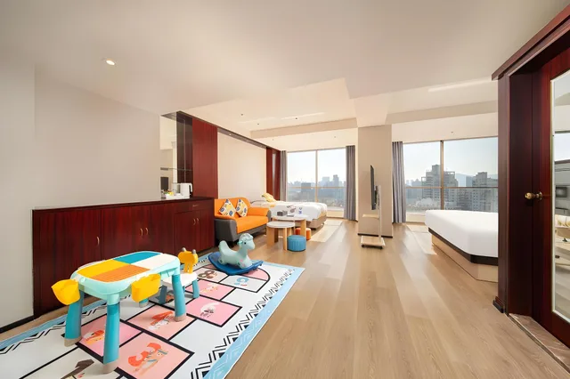 جناح عائلي كومفورت عائلي بسرير كوين وسرير فردي، Guangdong Hotel Zhuhai Ex Guangdong Regency 1/1