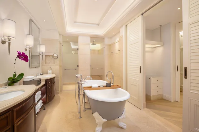 غرفة بسرير كينج بإطلالة على البحر بشرفة، The Royal Begonia A Luxury Collection Resort Sanya 8/9