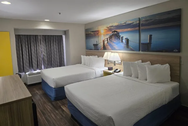 غرفة بسريرين كوين لذوي الإعاقة، Days Inn And Suites By Wyndham Tampa Raymond James Stadium 2/10