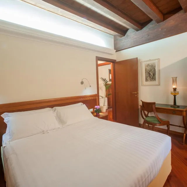 جناح، Hotel Flora 2/5