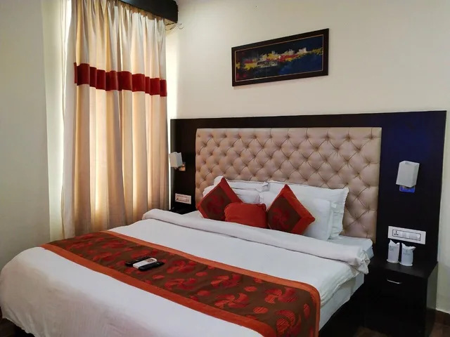 غرفة فاخرة بسرير مزدوج وسرير فردي، Hotel Triund Heights 1/2