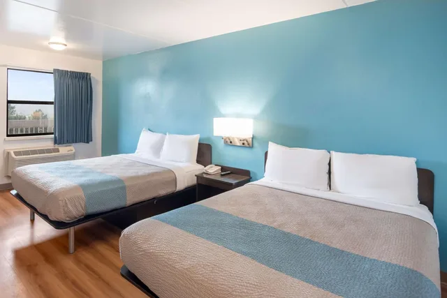 2 Queen Beds - Mobility Accessible Tub Nsmk، Motel6 Colorado Springs, CO - Air Force Academy 4/9