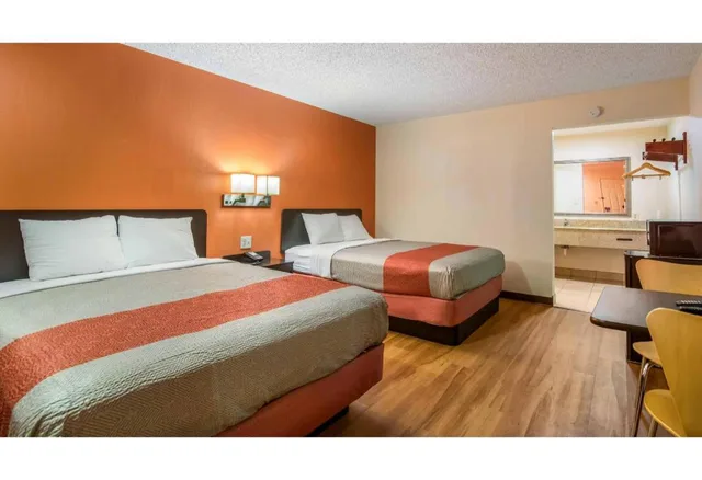 2 Full Beds - Non-Smoking, Micfridge، Motel6 Winnie Tx 1/4