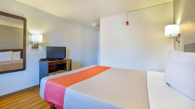 1 Full Bed - ADA/RI Shower، Motel6 Santa Rosa NM 4/8