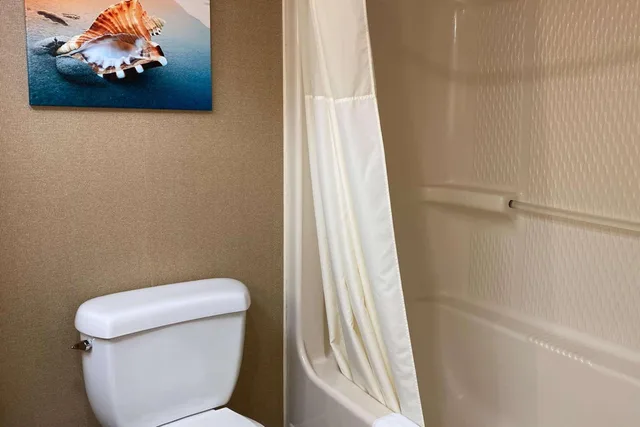 غرفة بسرير كينج مع أريكة، Clarion Hotel & Conference Center Toms River 5/6