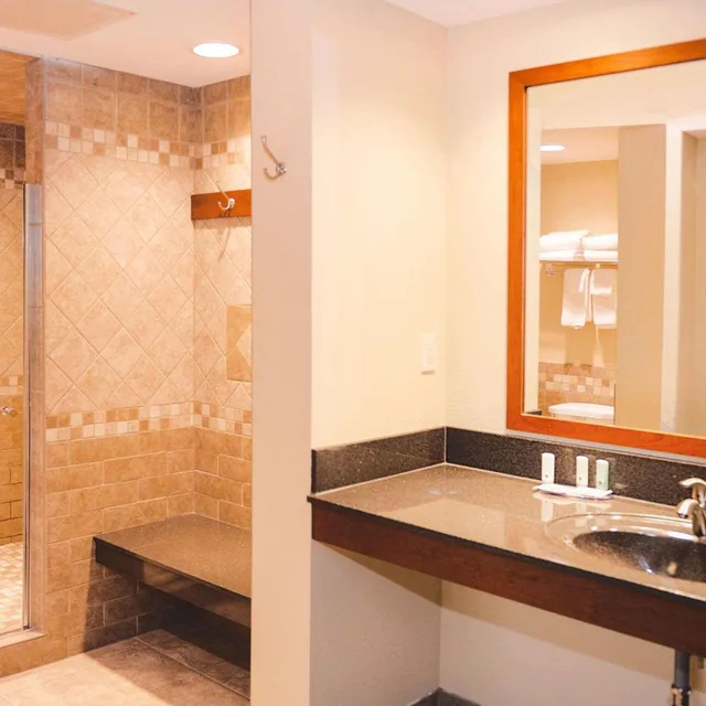 جناح بسرير كينج بمنطقة جلوس، Quality Inn and Suites Ames Conference Center Near ISU Campus 5/10