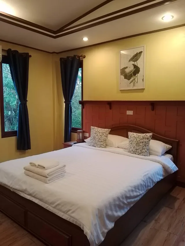 غرفة ديلوكس بسرير كوين بشرفة، Luang Chumni Village 2/2