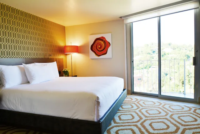 غرفة بسرير مزدوج بإطلالة على المدينة، Angeleno Hotel 1/3