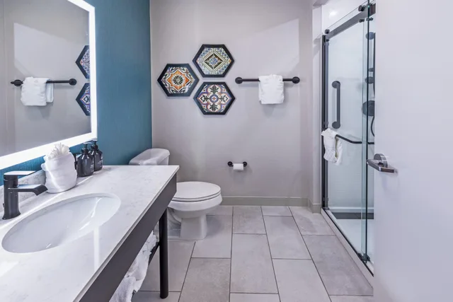 غرفة قياسية بسرير مزدوج، Hotel Indigo Spring - Woodlands Area 2/2