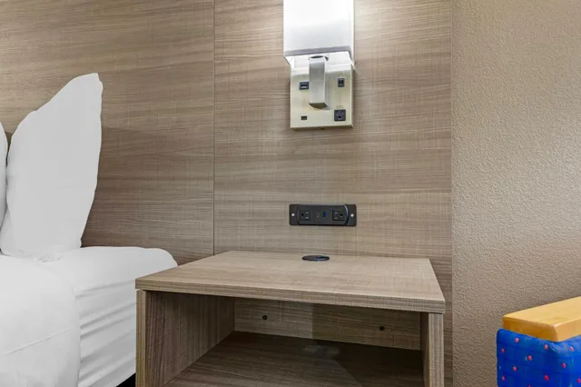 Suite, King Bed, Hot Tub, Smoking, Red Roof Inn & Suites Philadelphia - Bellmawr 10/10