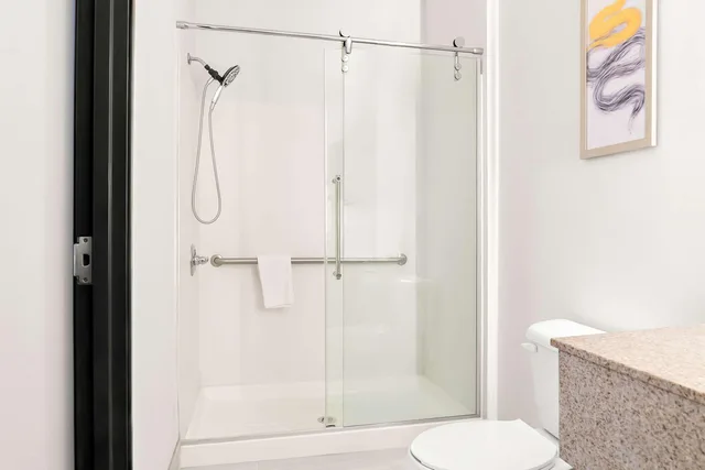 جناح تنفيذي بسرير كينج وسرير كوين مع أريكة بمطبخ صغير، Holiday Inn Express & Suites Southfield - Detroit 4/6