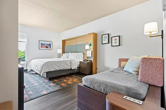 غرفة قياسية بسرير كينج وسرير مزدوج، Holiday Inn St. Petersburg West 4/5