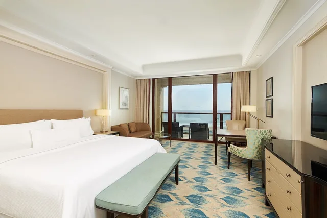 غرفة بسرير كينج بإطلالة على البحر بشرفة، The Westin Zhujiajian Resort Zhoushan 1/3