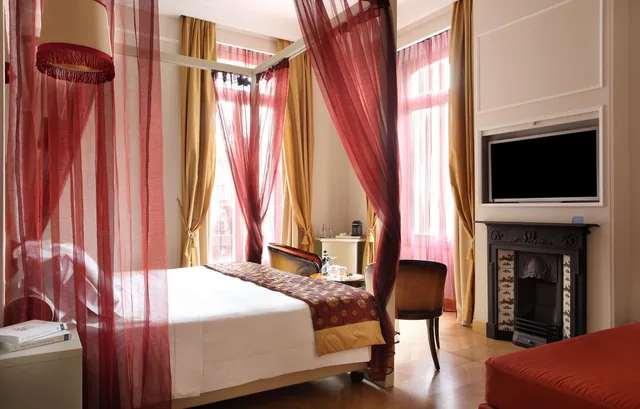 غرفة ديلوكس ثلاثية بسرير كوين، Chateau Monfort 1/3