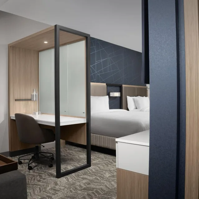 جناح بسريرين كوين مع سرير سحّاب إضافي مع أريكة بحوض استحمام لذوي الإعاقة، Springhill Suites by Marriott Lexington Fritz Farm 2/3