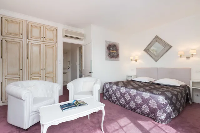 Superior, Double Bed, Indoor Pool, Sauna, Hot Tub، LA BASTIDE DE TOURTOUR HOTEL & SPA 1/5