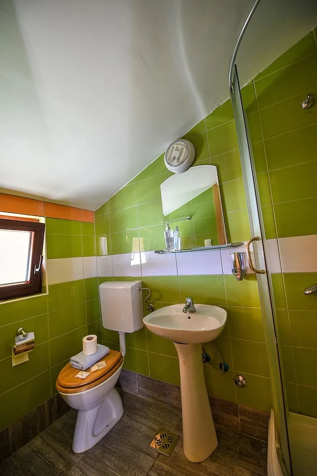 غرفة أساسية رباعية بسرير مزدوج وسريرين منفصلين، San Art Floating Hostel&Apartments 1/1