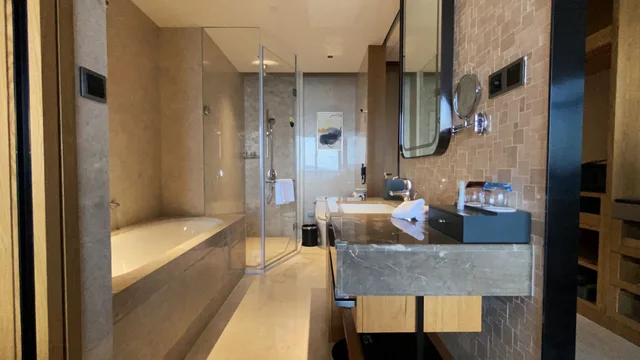 غرفة قياسية بسرير كينج بإطلالة على البحيرة، Crowne Plaza Huzhou 7/8