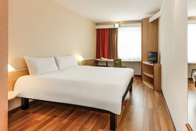 Room, Double Bed, Ibis Jerez De La Frontera 1/8
