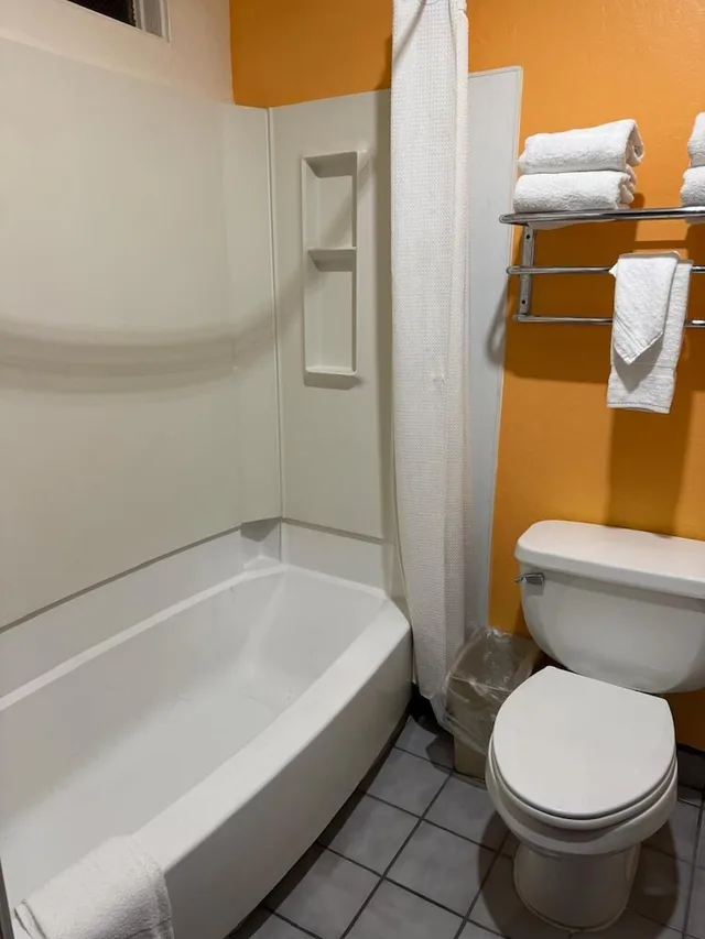 غرفة قياسية بسرير كوين، Hollister Inn 4/4