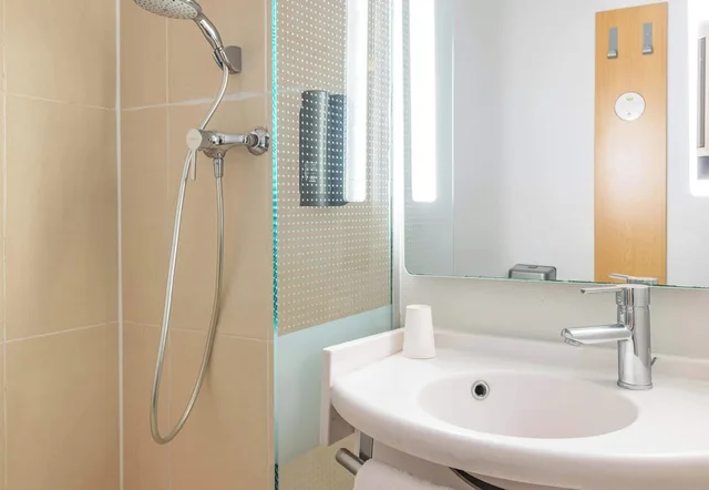 Double room, B&B Hotel Saint Malo Centre 3/4